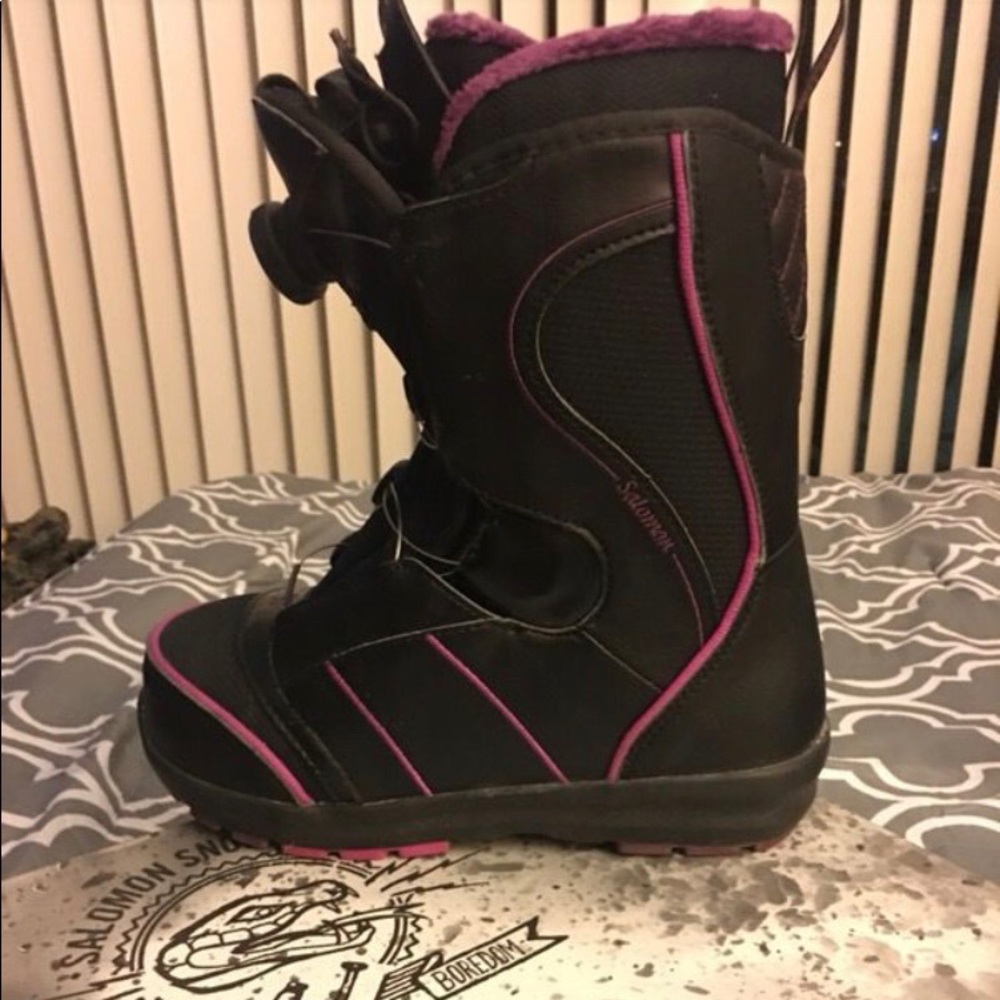 Snowboarding boots